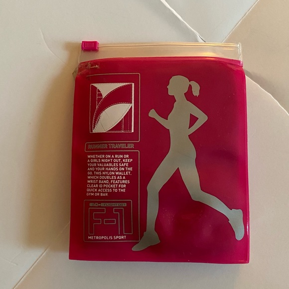 Flight 001 NWOT Athletic & traveler wrist wallet - Picture 4 of 9